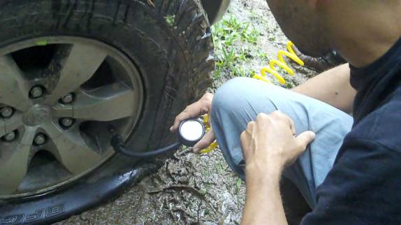 Medindo a pressão do pneu furado da Fiona, no PETAR